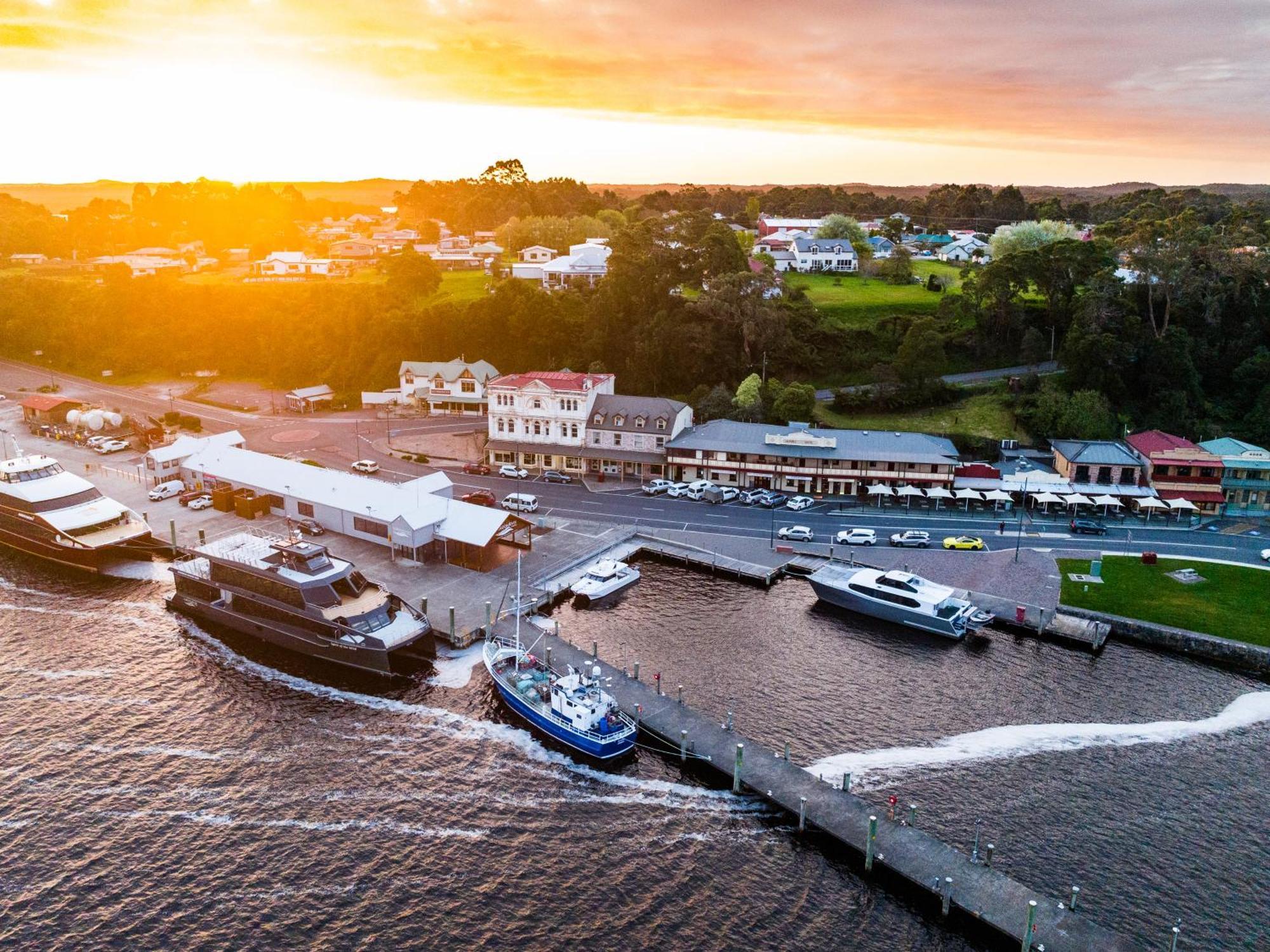 Strahan Village Kültér fotó
